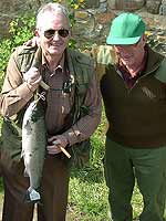 El pescador ovetense Paulino Fervienza (i), acompañado de su compañero de pesca y el 'Campanu' de 3,8 kilos (EFE).