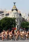 Ciclistas desnudos protestan en varias ciudades españolas Ciclistas desnudos protestan en varias ciudades españolas