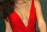 250706 Miss Universo posa con vestido rojo