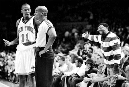 Spike Lee, marcando jugada