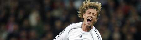 Guti es cazado por un jugador del Lyon