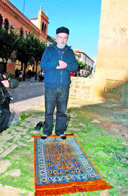 Rezo ante la mezquita de Córdoba