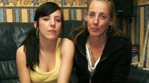 Natasha, junto a su madre