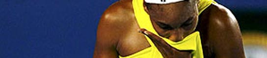 En la imagen, la tenista Venus Williams se seca el sudor durante un partido, en el Abierto de Australia