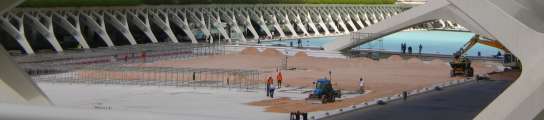 Los operarios preparan la pista de la competición