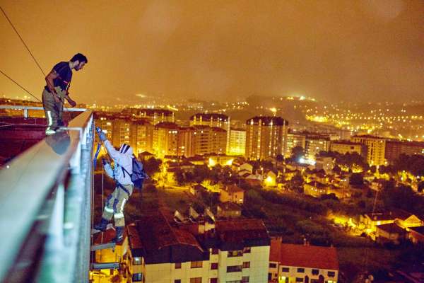 Bomberos de Vigo retiran mediante descenso a rápel un nido de avispas ubicado en una cornisa del 15 andar de un edificio
