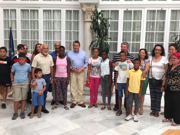 Sanz recibe a niños saharauis de 'Vacaciones en Paz', que desde 1993 ha conseguido que 30.000 menores vengan a Andalucía