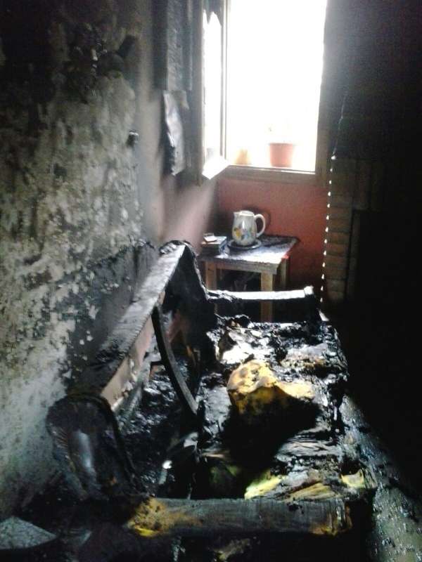 Los bomberos rescatan a una mujer de un incendio en su vivienda, en Lituénigo