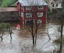 El grupo de apoyo logístico de la agencia gallega de emergencias interviene en Redondela ante las inundaciones
