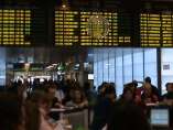Los pasajeros rellenan las hojas de reclamación en la T-2 de Barajas Los pasajeros rellenan las hojas de reclamación en la T-2 de Barajas