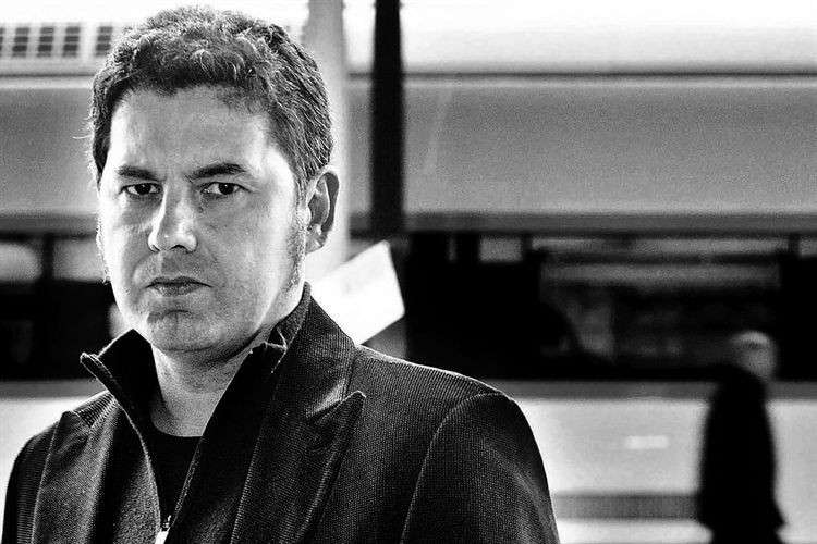 Lapido, el poeta maldito, no se rinde y presenta en directo su flamante