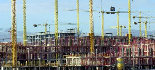 Las grúas vuelven a poblar España: el sector inmobiliario consolida su recuperación