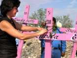 Cruces en recuerdo de las mujeres asesinadas en Ciudad Juárez Cruces en recuerdo de las mujeres asesinadas en Ciudad Juárez