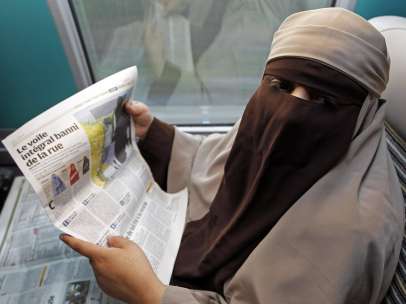 Una mujer con burka en el tren de Avignon a París