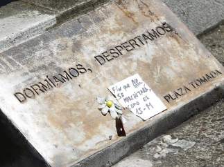 Placa conmemorativa del 15-M en Sol