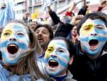 Seguidores de Uruguay, celebrando un gol de Copa America Seguidores de Uruguay, celebrando un gol de Copa America