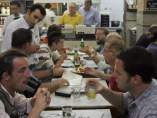 Comiendo en un restaurante. Comiendo en un restaurante.