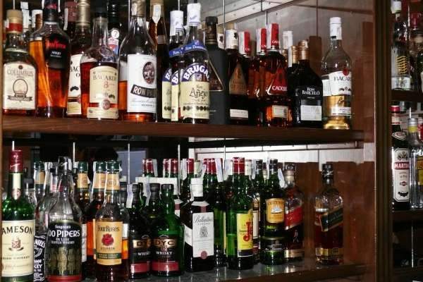 Los efectos adversos de consumir demasiado alcohol en las comidas
