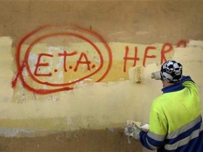 Borrando una pintada de ETA