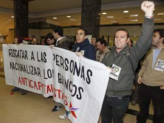 Un grupo de anticapitalistas irrumpe en la oficina del Santander de la plaza de Canalejas en Madrid.