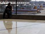 Una mujer, en la terminal de Barajas Una mujer, en la terminal de Barajas