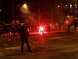 Policías contra manifestantes