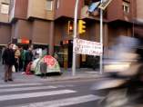 Acampada ante Catalunya Caixa. Acampada ante Catalunya Caixa.