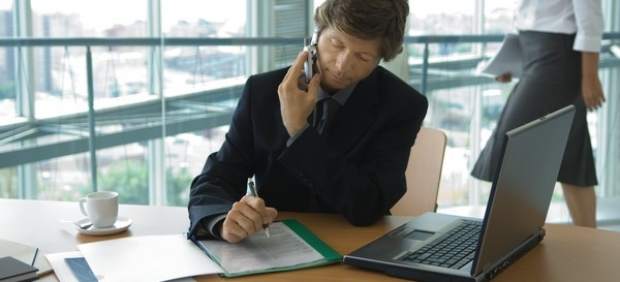 Un directivo trabajando en su oficina