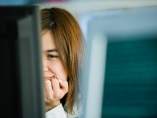 Una mujer consulta Internet. Una mujer consulta Internet.