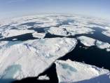 Placas de hielo sobre el océano Ártico