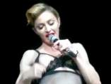 Madonna enseña un pecho Madonna enseña un pecho