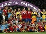 Los 23 elegidos, con el trofeo de la Eurocopa