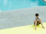 Un niño con un móvil Un niño con un móvil