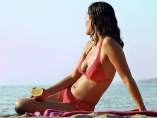 Una mujer tomando el sol Una mujer tomando el sol