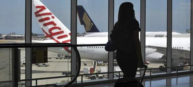Joven en un aeropuerto Joven en un aeropuerto