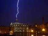 Un rayo cae en el Vaticano tras la renuncia del Papa