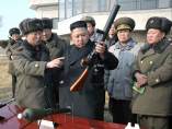 Kim Jong-un inspecciona sus armas Kim Jong-un inspecciona sus armas