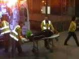 La joven rumana, saliendo de la ambulancia esta madrugada. La joven rumana, saliendo de la ambulancia esta madrugada.
