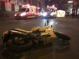 La moto con la que se ha producido el accidente, tirada en el Paseo del Prado La moto con la que se ha producido el accidente, tirada en el Paseo del Prado