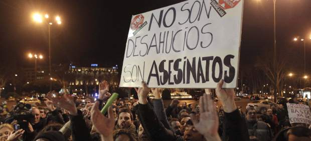 Manifestación frente al Congreso de los Diputados para protestar por los desahucios. Manifestación frente al Congreso de los Diputados para protestar por los desahucios.