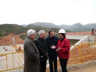 Vallejo, Biel, Lobón y De Pedro han visitado hoy el embalse de Las Parras.