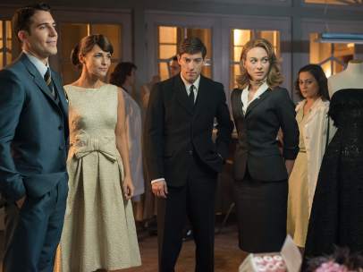 El reparto de 'Galerías Velvet', en uno de los episodios.