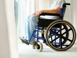 Un hombre en silla de ruedas Un hombre en silla de ruedas