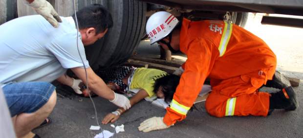 Rescatada de debajo de un camión