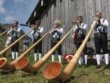 Músicos tocan el alforn o "trompa de los Alpes" durante el funeral del príncipe Friso de Holanda Músicos tocan el alforn o "trompa de los Alpes" durante el funeral del príncipe Friso de Holanda