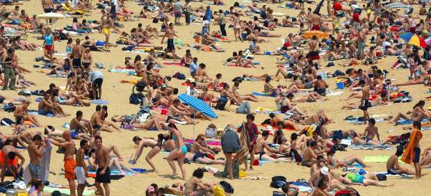 Bañistas en la playa. Bañistas en la playa.