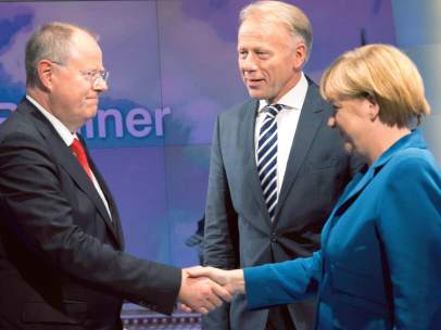 Merkel con los líderes del SPD y Los Verdes