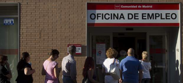 Parados hacen cola en el INEM