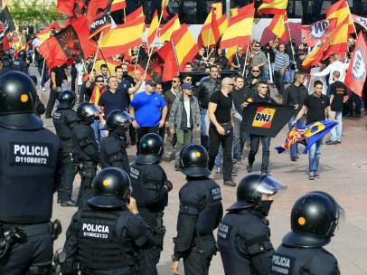 Policías antidisturbios y manifestantes de extrema derecha