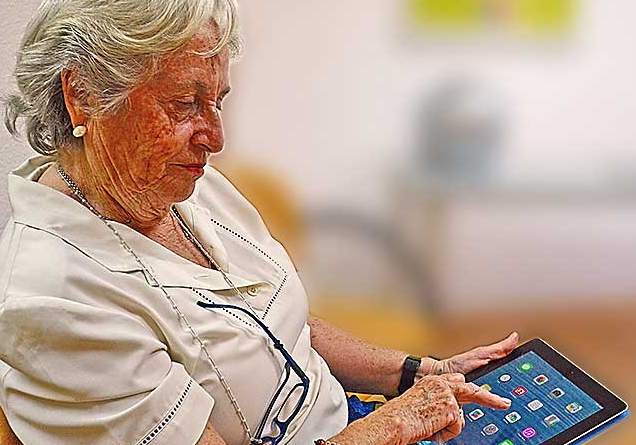 Resultado de imagen para ancianos y tecnología